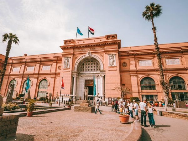 Some tourists from the entrance to the Egyptian Museum