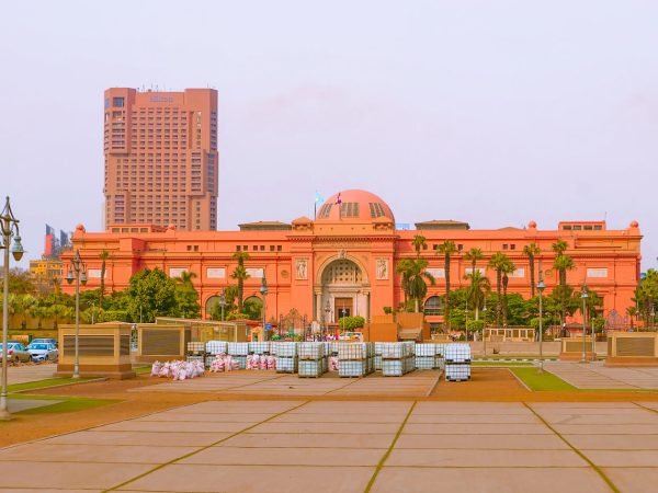 Facing-the-Egyptian-Museum-in-Tahrir-Square