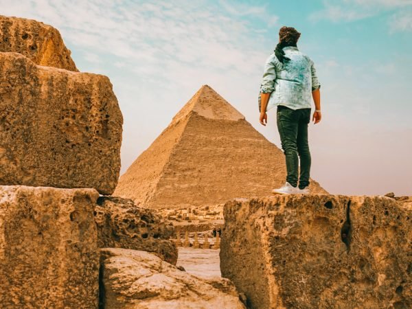 Tourist-man-standing-in-front-of-the-pyramid-of-Khafre