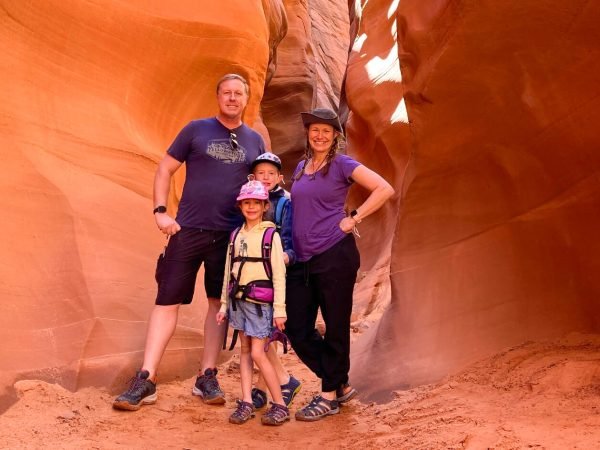 Gran-foto-de-una-familia-en-el-Cañón-de-Colores-en-Sharm-El-Sheikh