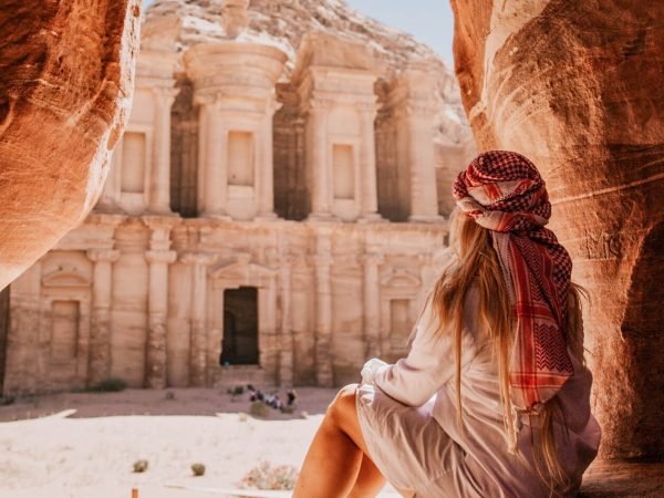 Una-maravillosa-toma-de-una-niña-desde-una-de-las-cuevas-frente-al-Templo-de-Petra-en-Jordania
